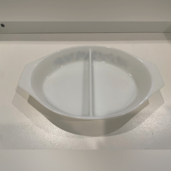 Vintage PYREX “Golden Acorn” 1.5 Qt Divided Baking and Storage Dish. No lid. - Picture 2 of 5